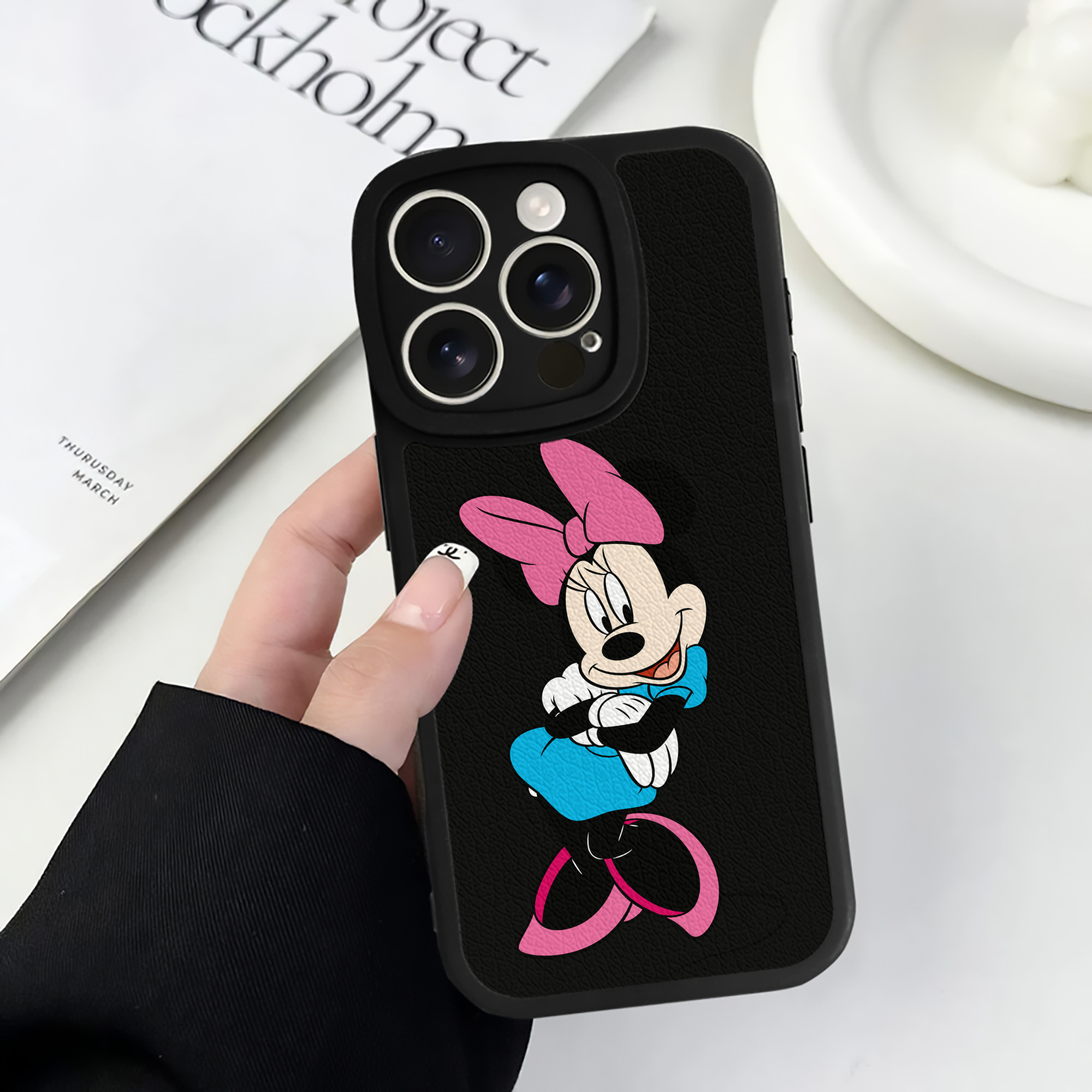 （画像用） ミッキーマウス Mickey Mouse 【iPhone 16シリーズ対応】シリコンスマホケース（レザー調） 材質：シリコン